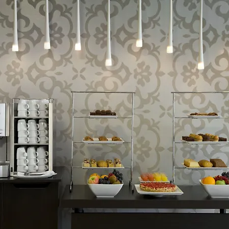 מלון Centre By Ihg 4*